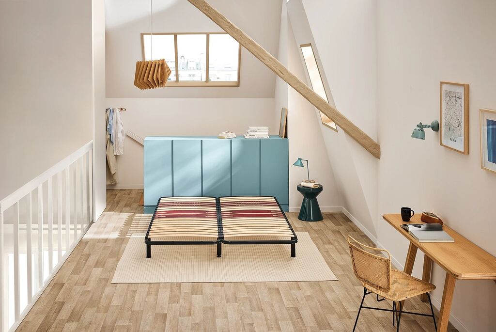 Cadre à lattes Bultex Cadre Morpho dans une chambre mansardée