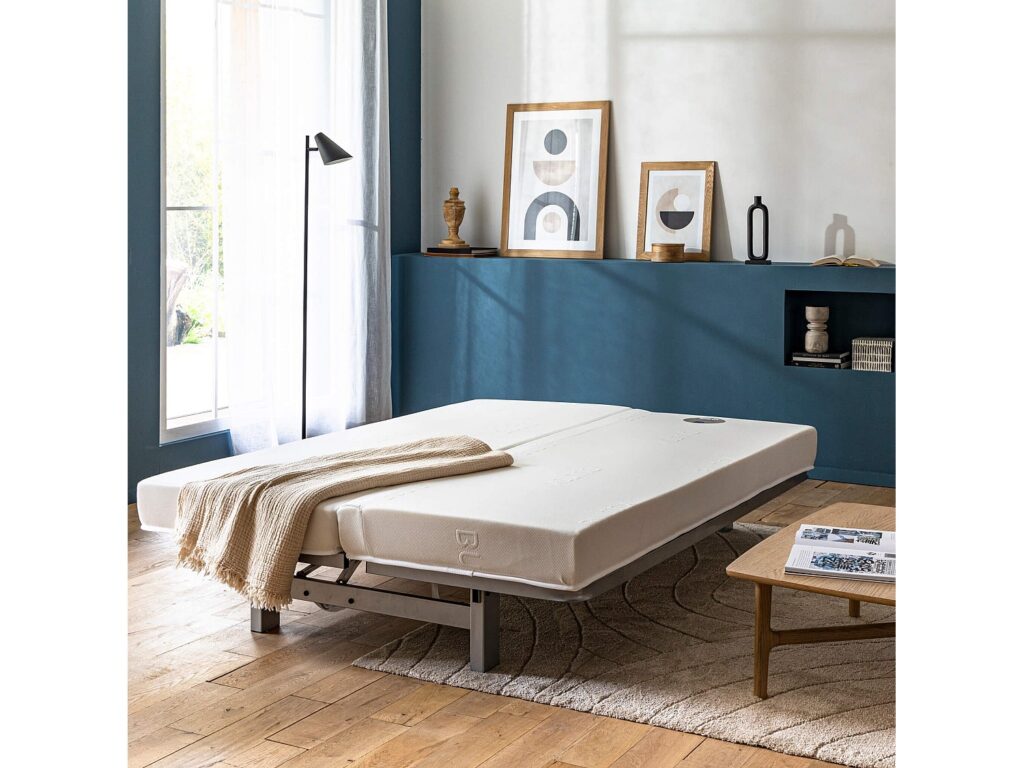 Banquette clic-clac dépliée en lit avec le matelas Bultex de 14 cm