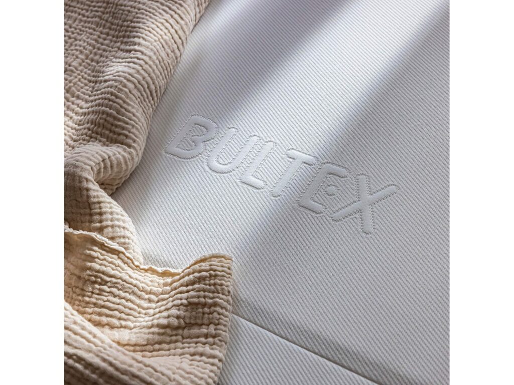 Logo Bultex brodé sur le plateau du matelas clic-clac