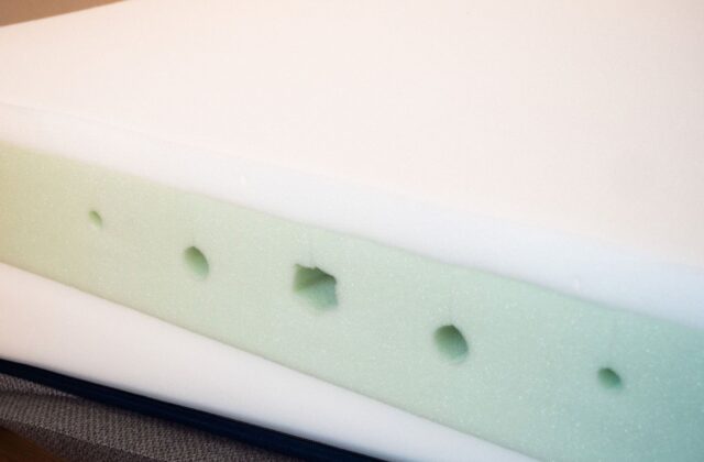 Couches de mousse d'un matelas visibles en coupe
