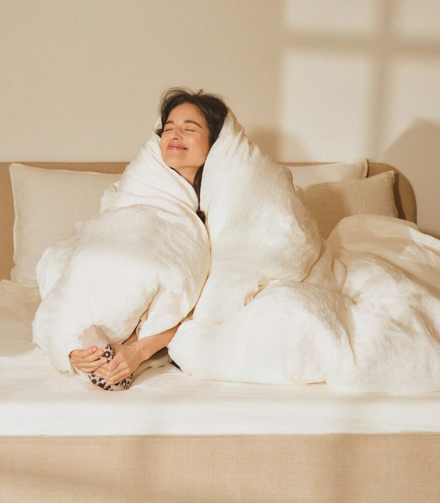 Dormeuse emmitouflée dans la couette chaude Tediber