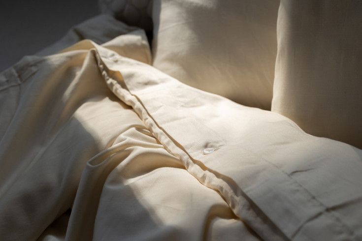 Housse en satin de coton bio écru de l'ensemble LatexBio