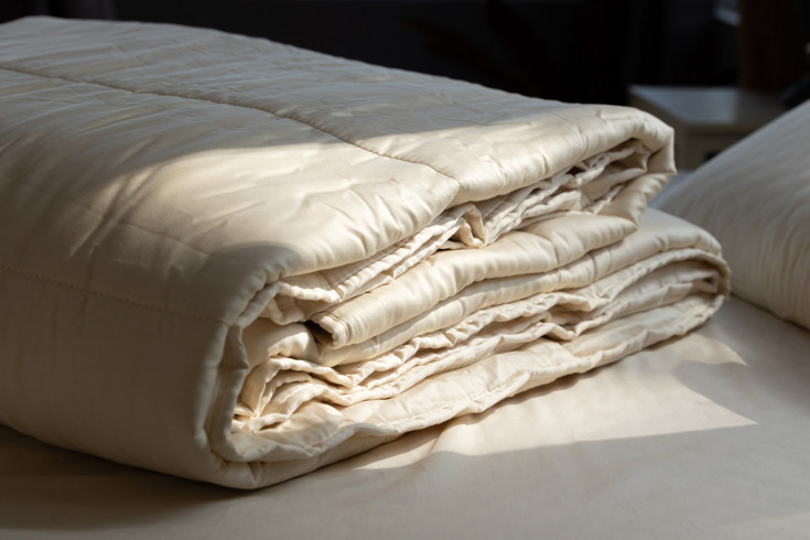 Couette en coton bio LatexBio pliée dans sa housse écrue