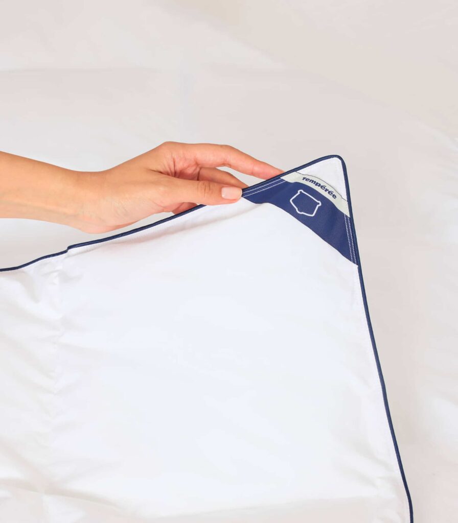 Étiquette et passepoil bleu de la couette tempérée Plus Tediber