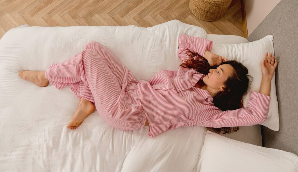Dormeuse allongée sur la couette Grand Hôtel Slome