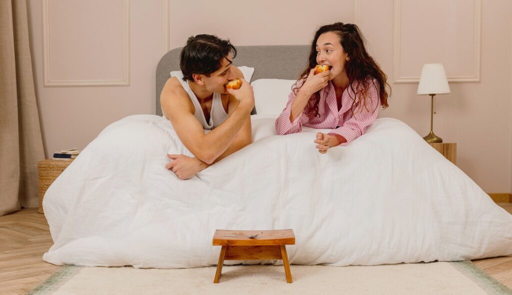 Couple sous la couette duvet Grand Hôtel Slome