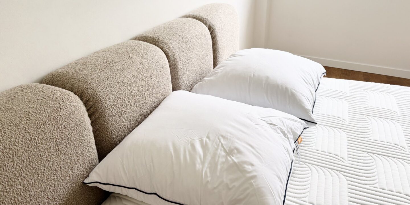 Deux oreillers blancs posés sur un lit