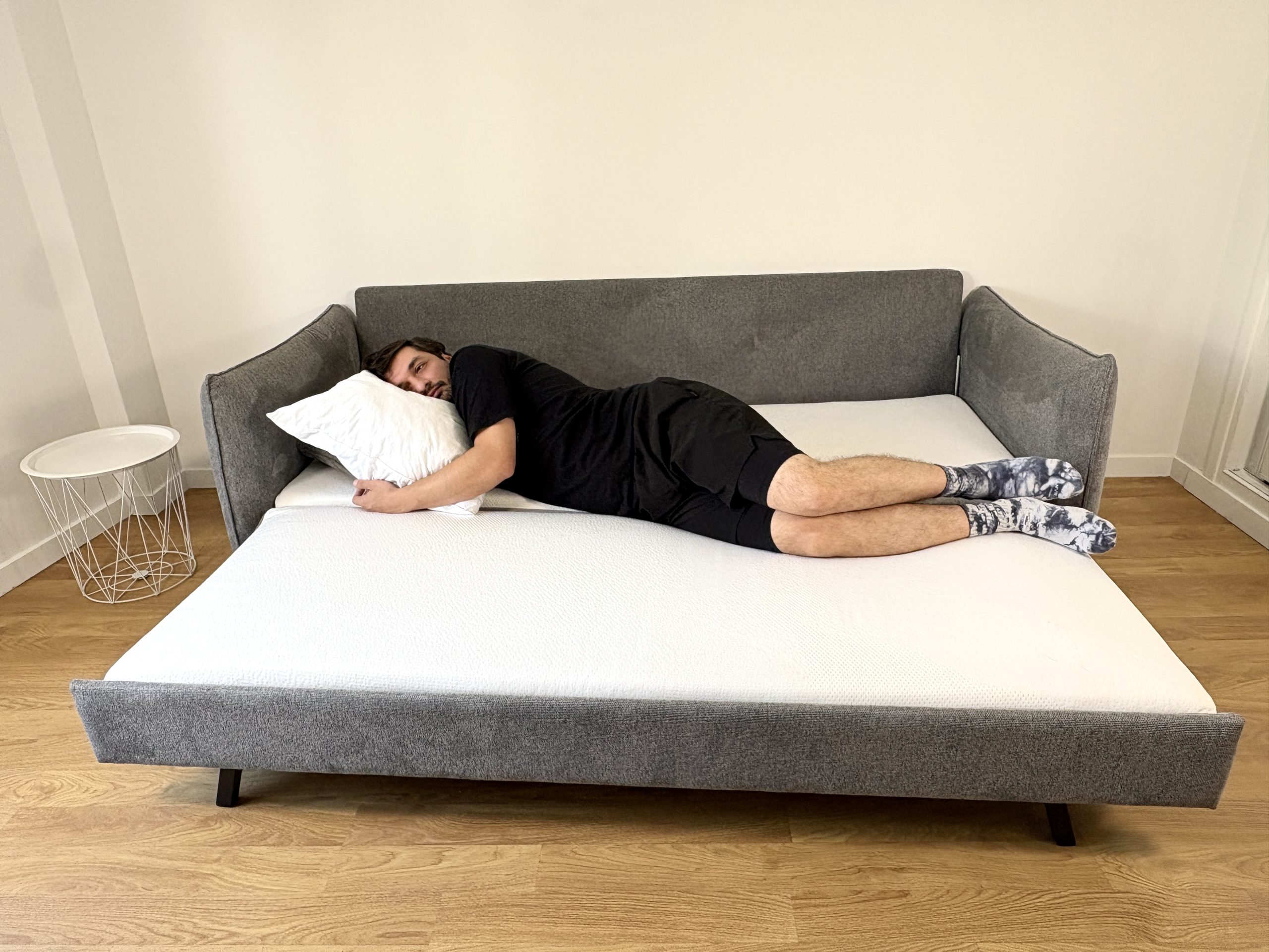 Homme allongé sur le couchage 140x190 du convertible Emma Original
