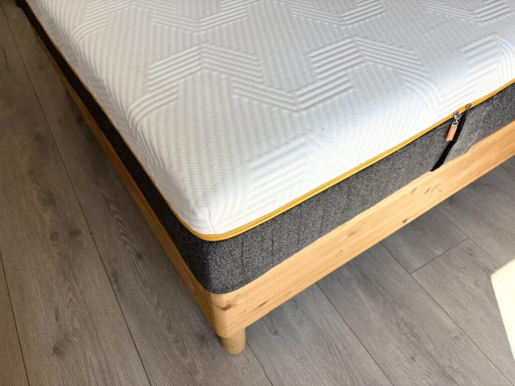 Angle du matelas Emma Original Pro avec son liseré jaune