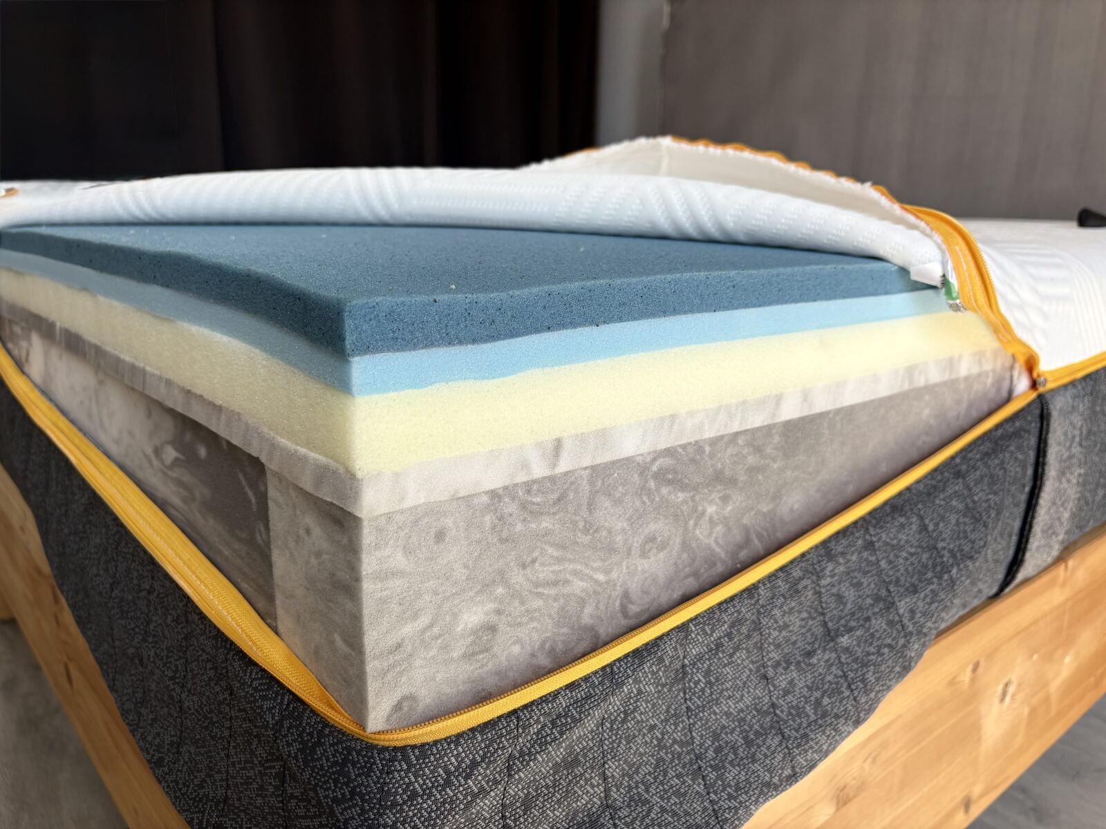 Housse ouverte montrant les couches de mousse de l'Emma Original Pro