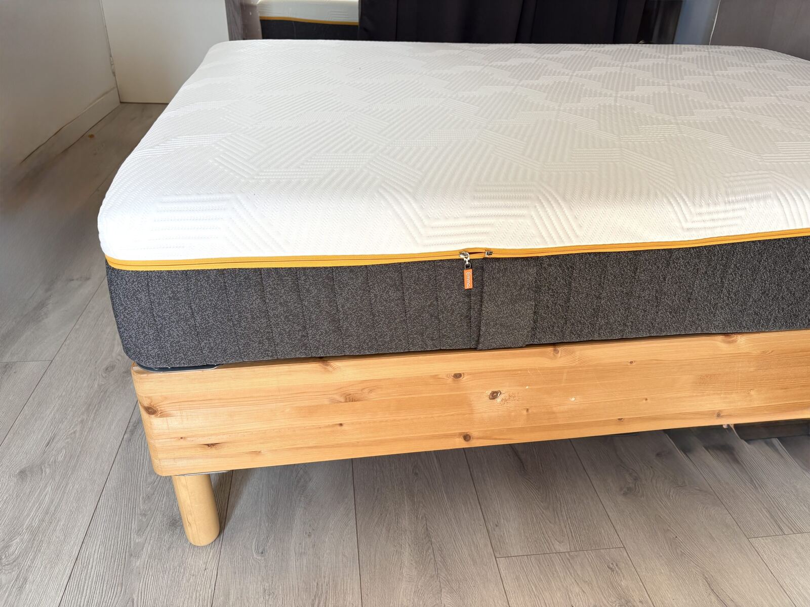 Matelas Emma Original Pro posé sur un lit en bois clair