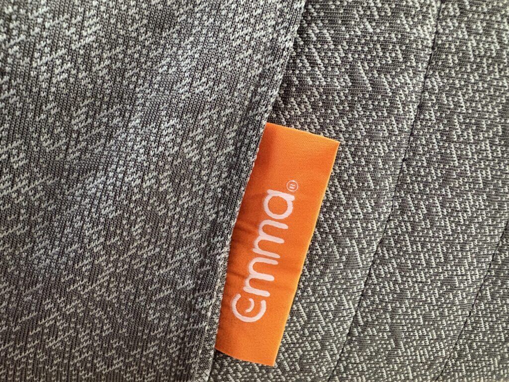 Tissu gris chiné et étiquette orange sur le flanc de l'Emma Original Pro