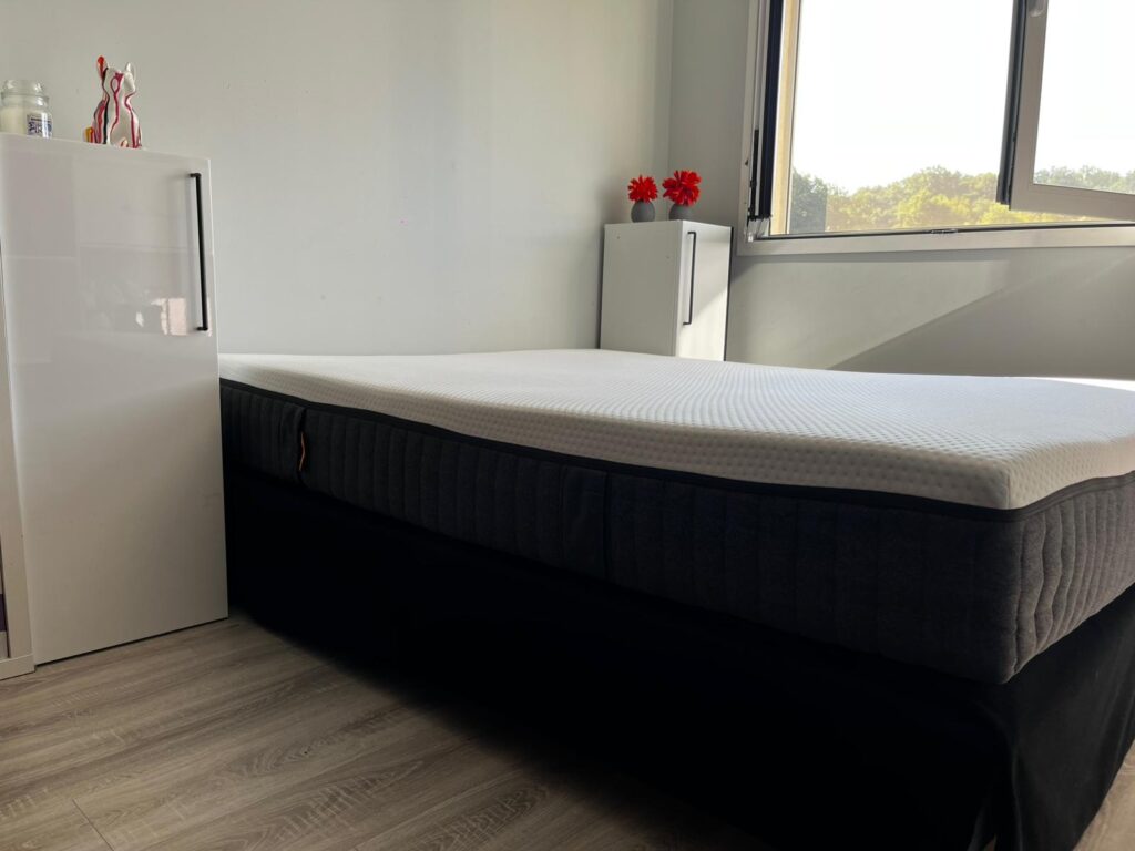 Matelas Emma Original installé dans une chambre pendant notre test