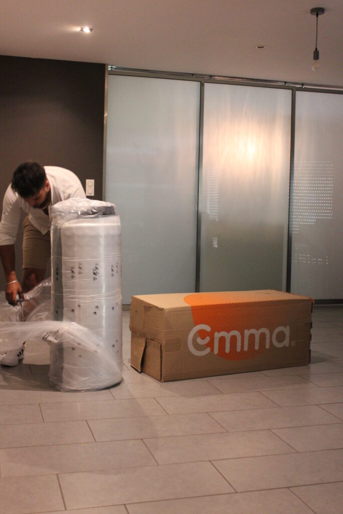 Déballage du matelas Emma Original roulé, à côté de son carton