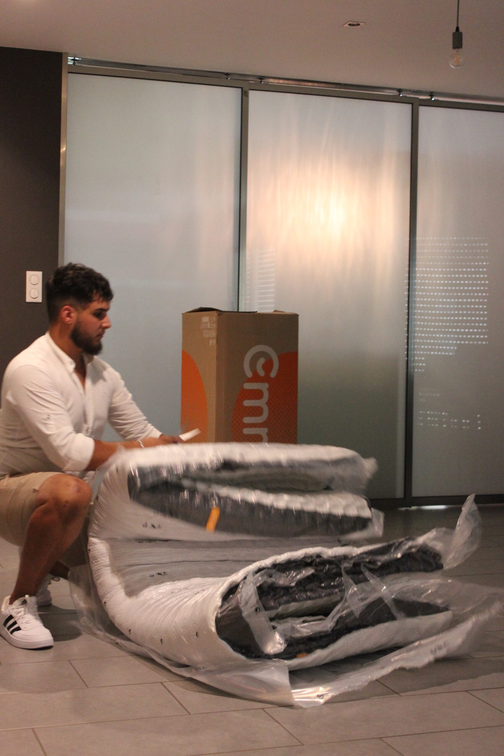 Matelas Emma Original déroulé au sol, encore sous film
