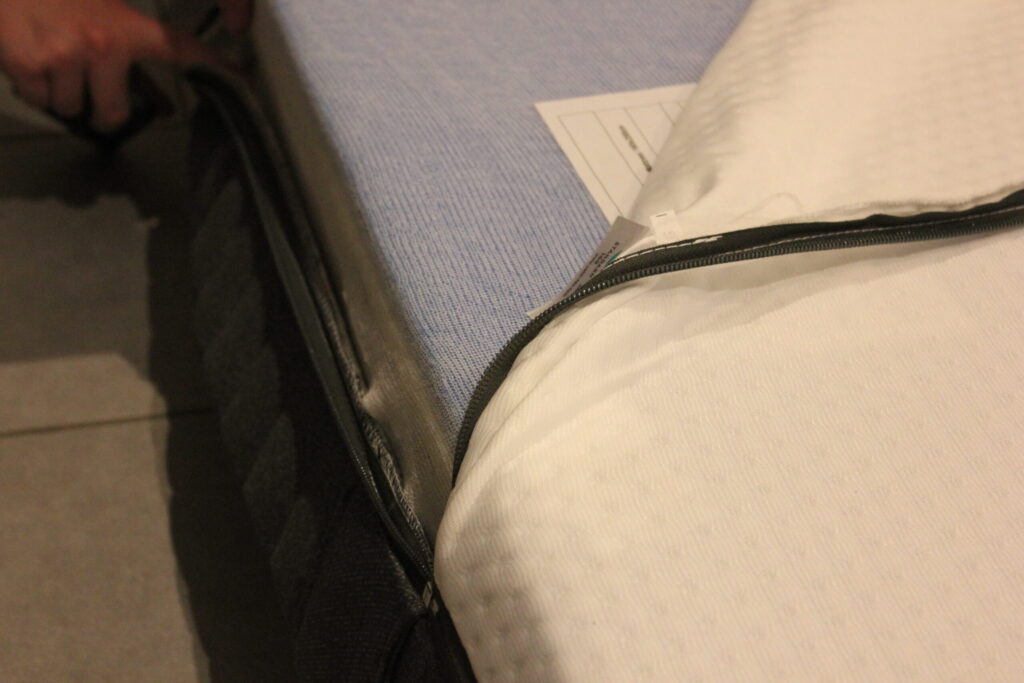 Housse du matelas Emma Original ouverte sur la mousse