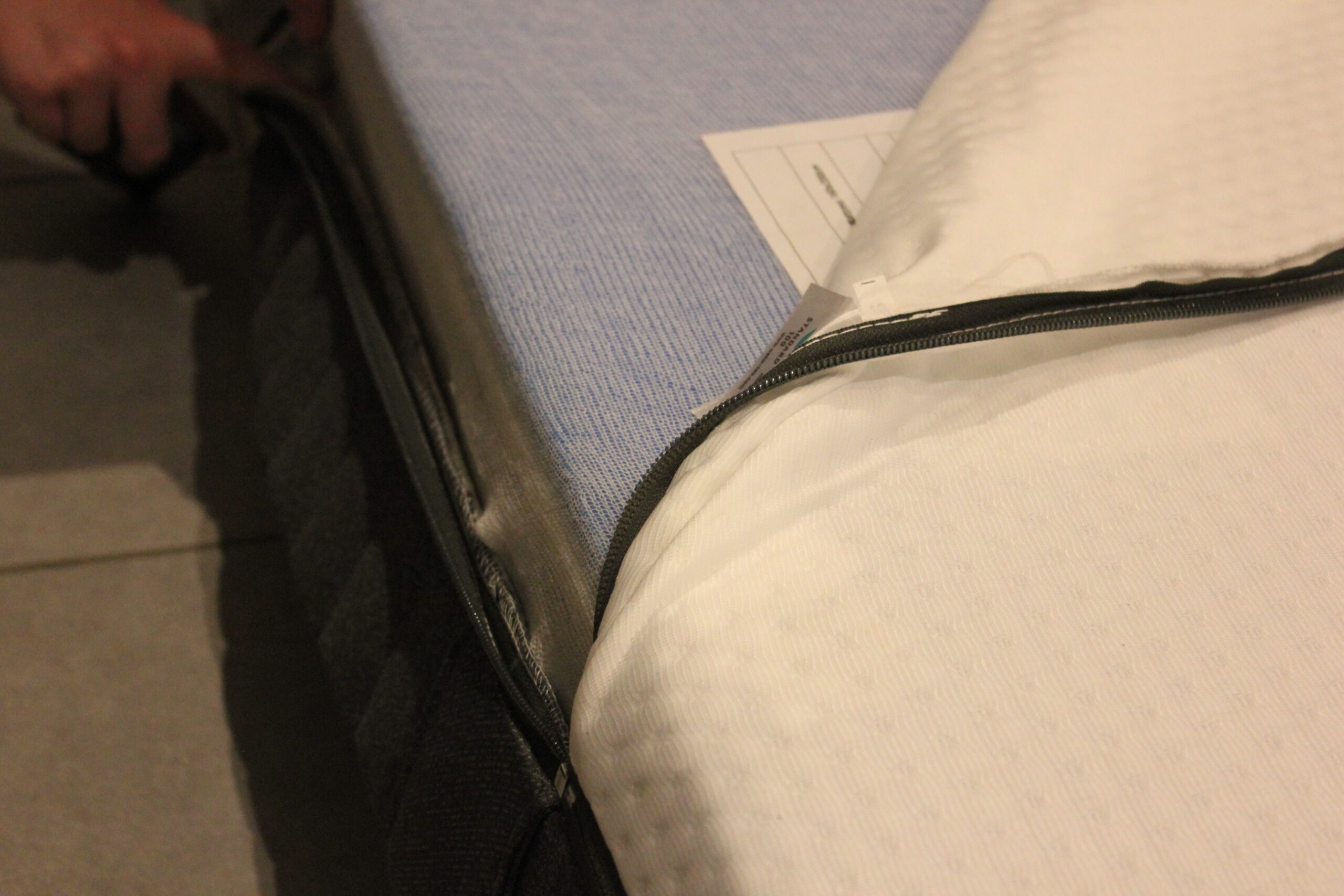 Housse du matelas Emma Original ouverte sur la mousse