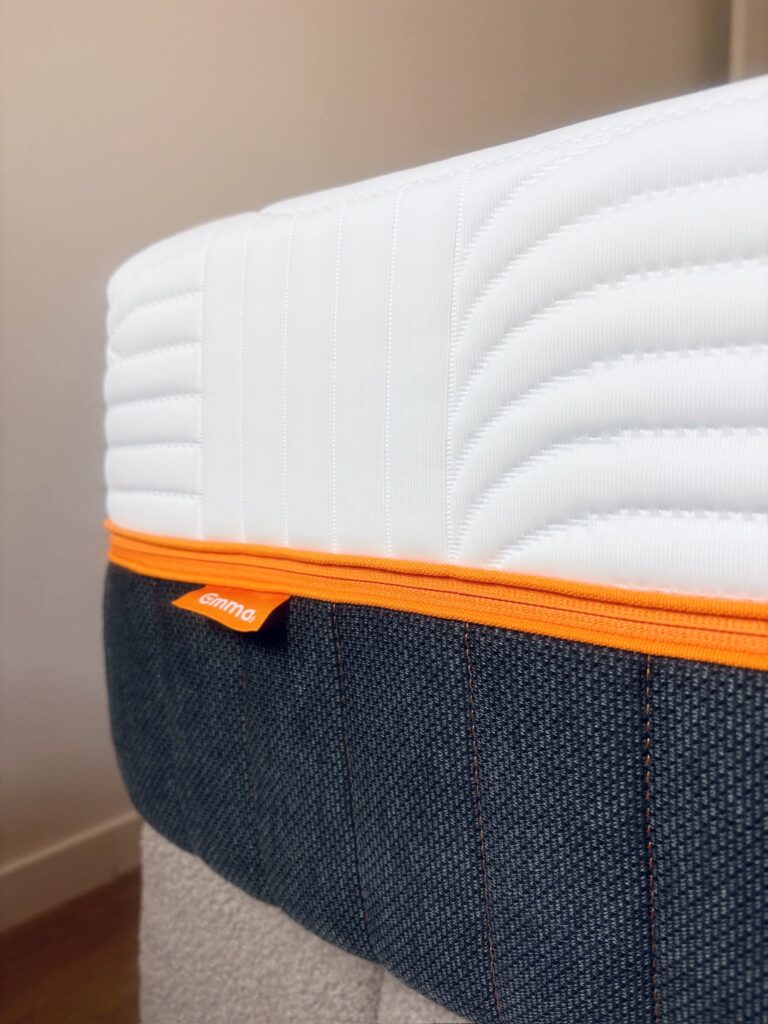 Angle du matelas Emma Performance et sa fermeture orange