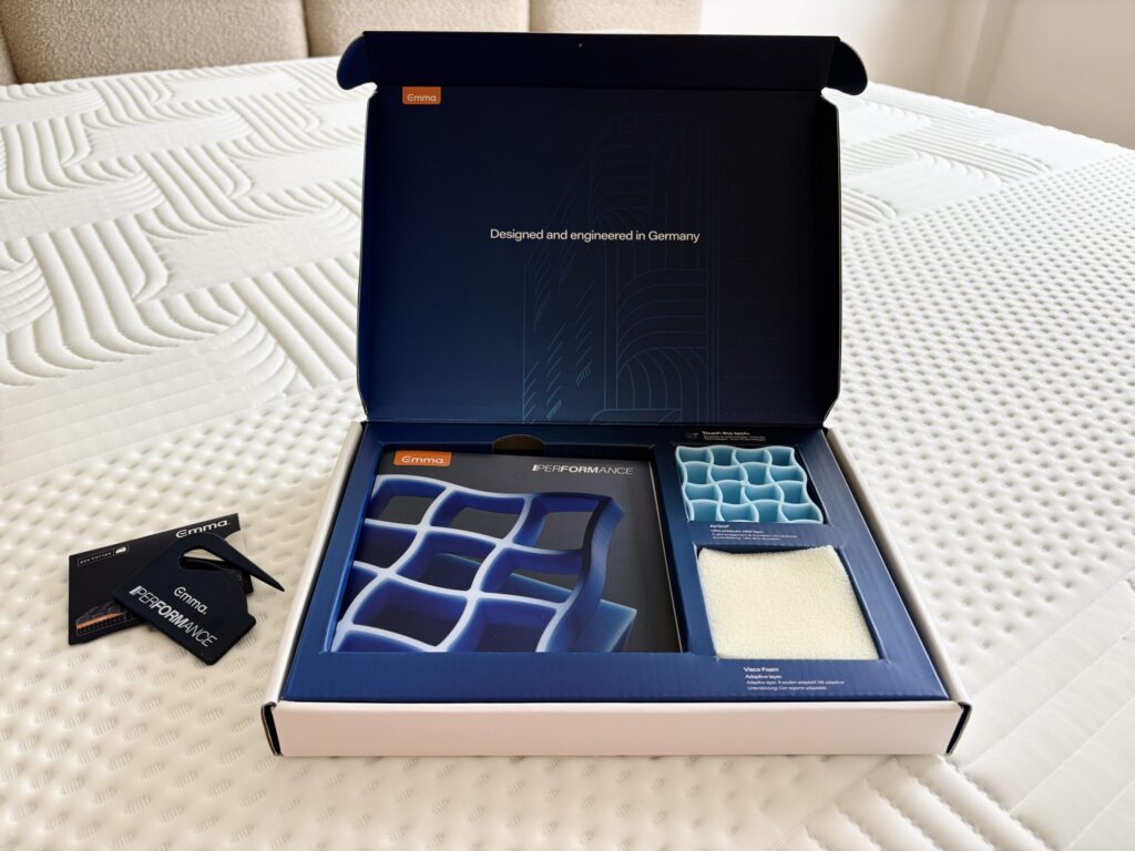 Coffret de présentation ouvert avec un échantillon de grille AirGrid