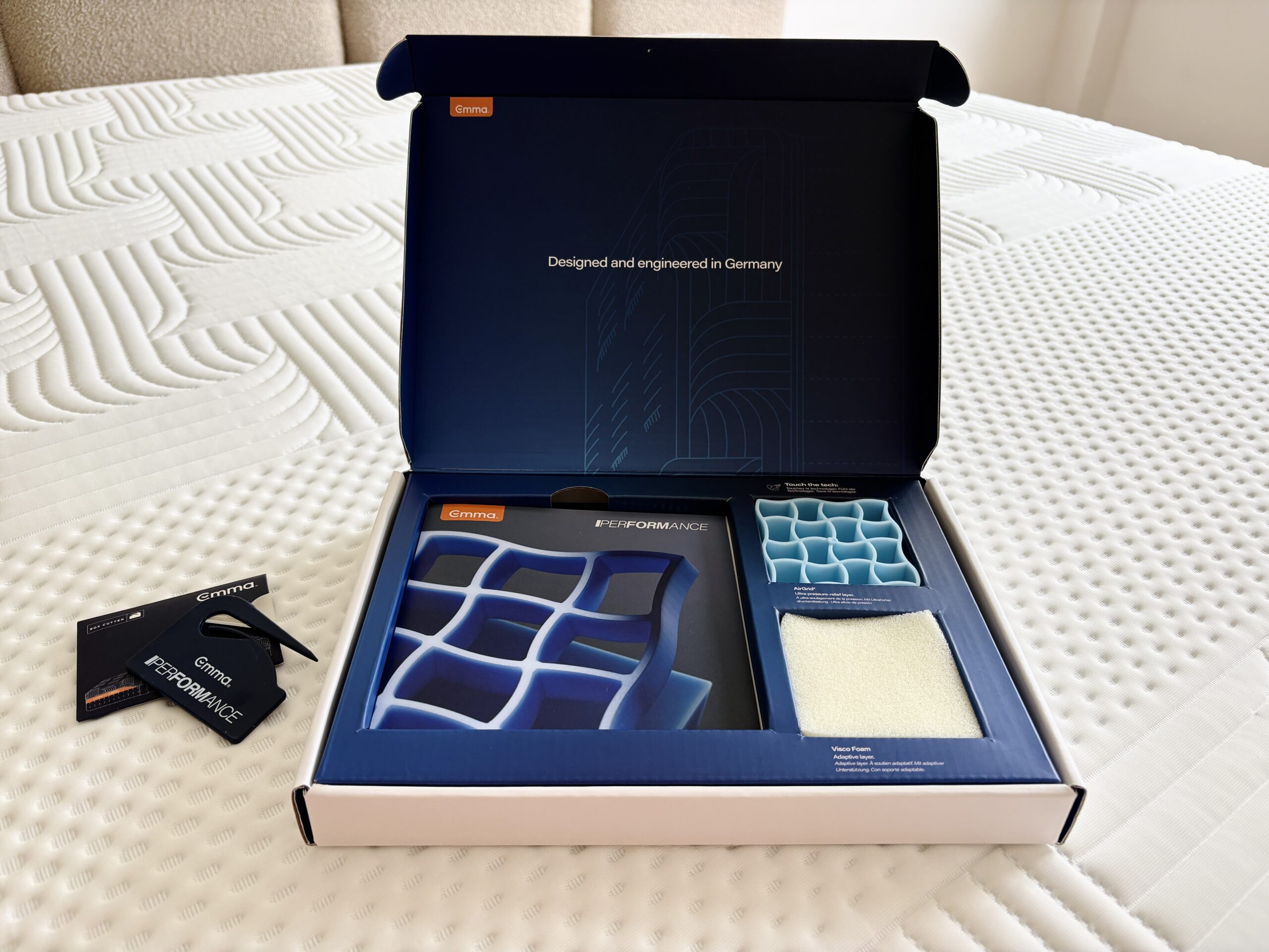 Coffret de présentation ouvert avec un échantillon de grille AirGrid