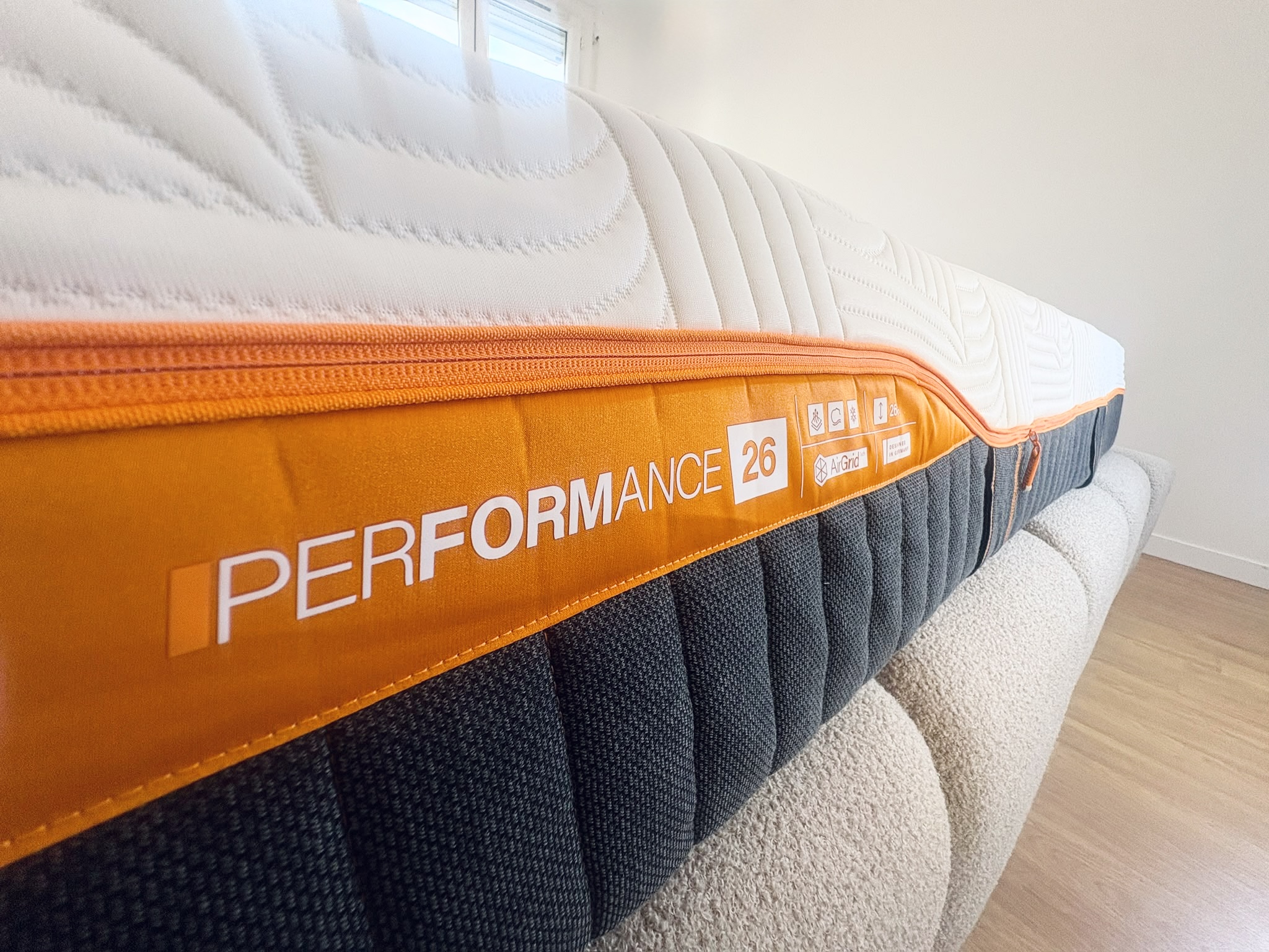 Bande orange Performance 26 sur le flanc du matelas Emma Performance testé