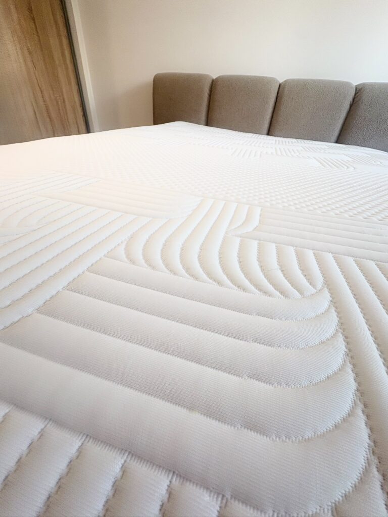 Housse blanche matelassée du matelas Emma Performance