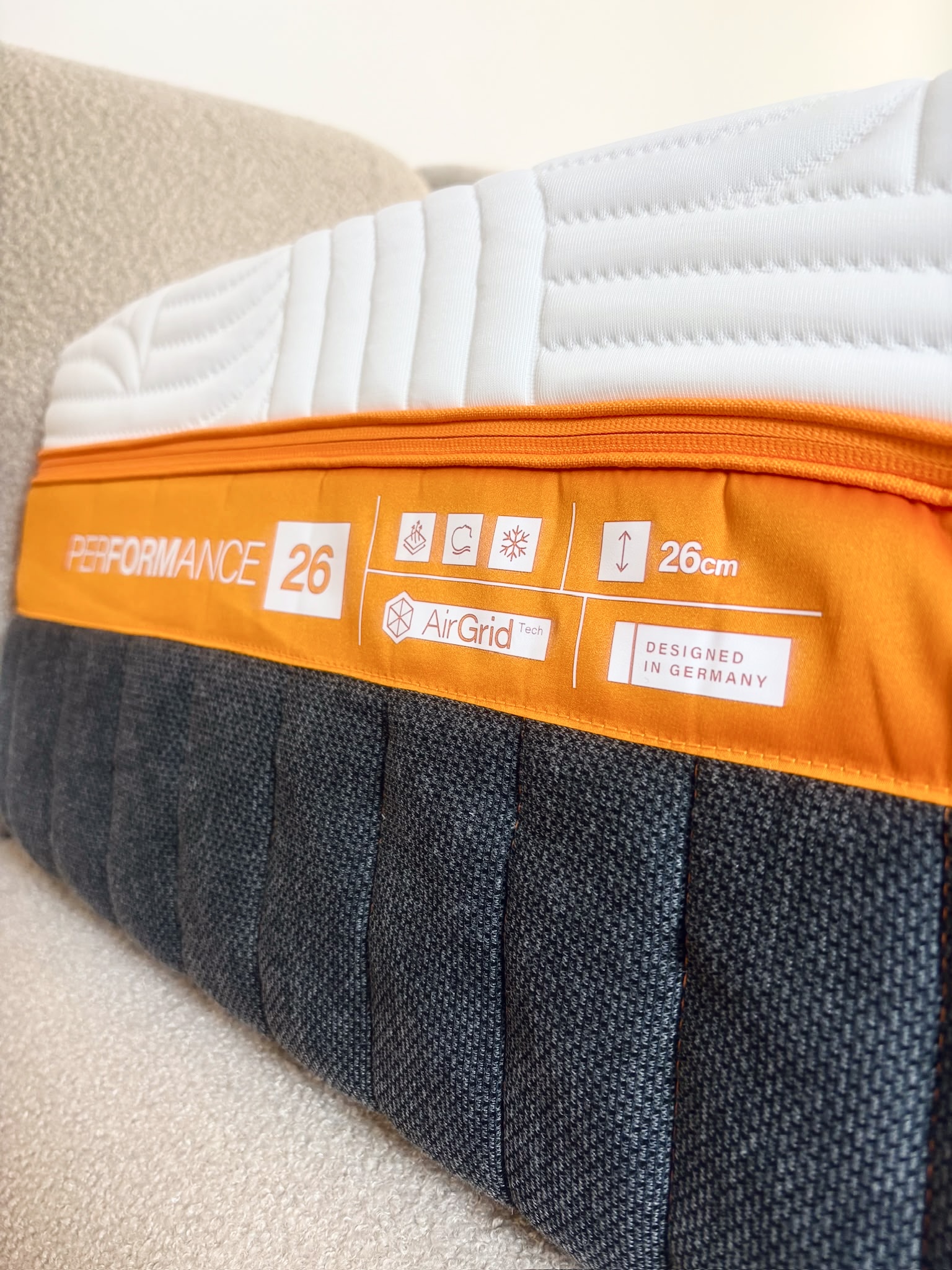 Pictogrammes AirGrid et hauteur 26 cm sur le matelas Emma Performance