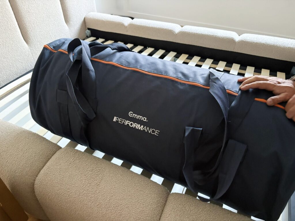 Matelas Emma Performance livré dans un sac de transport à poignées