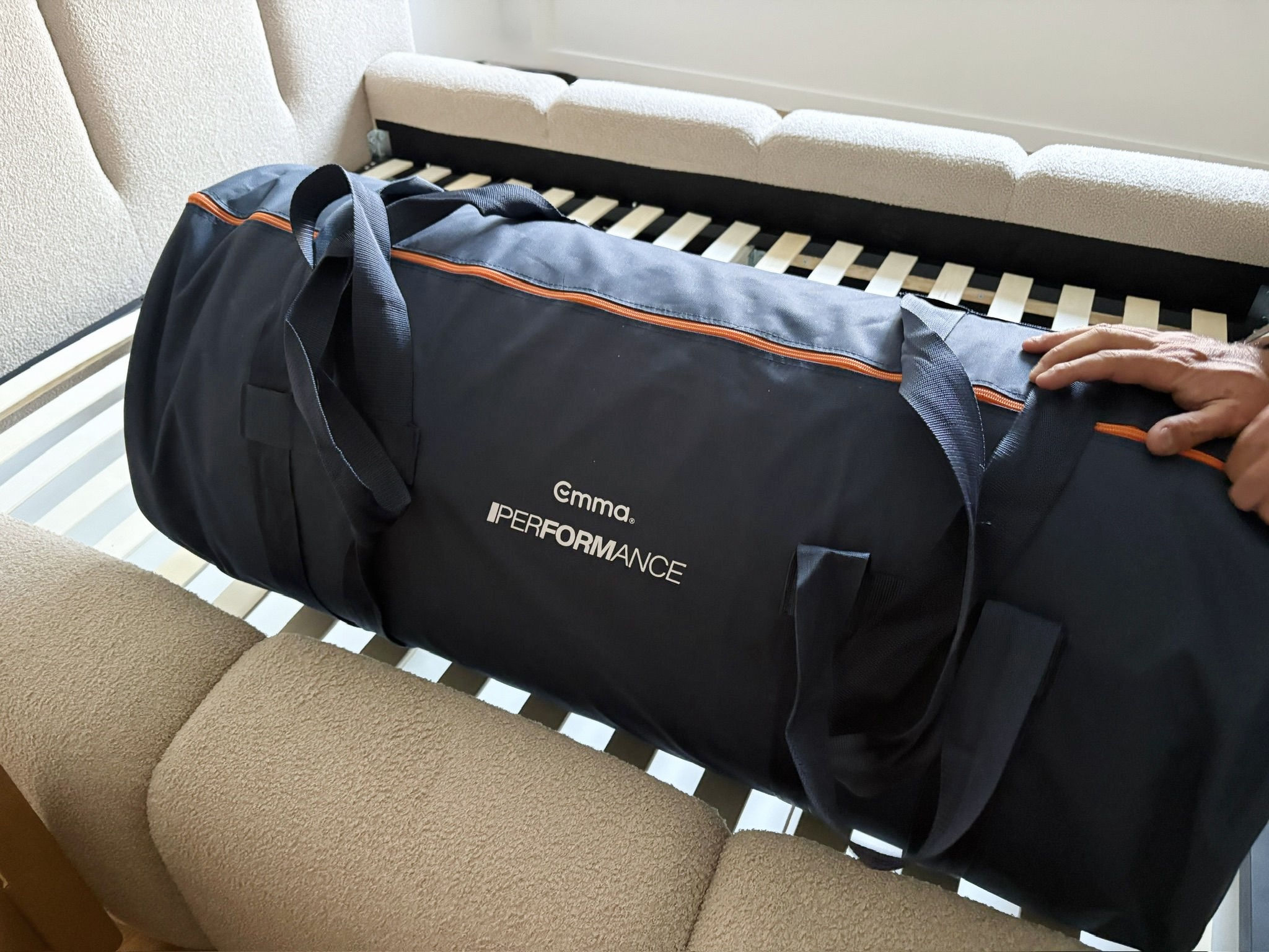 Matelas Emma Performance livré dans un sac de transport à poignées
