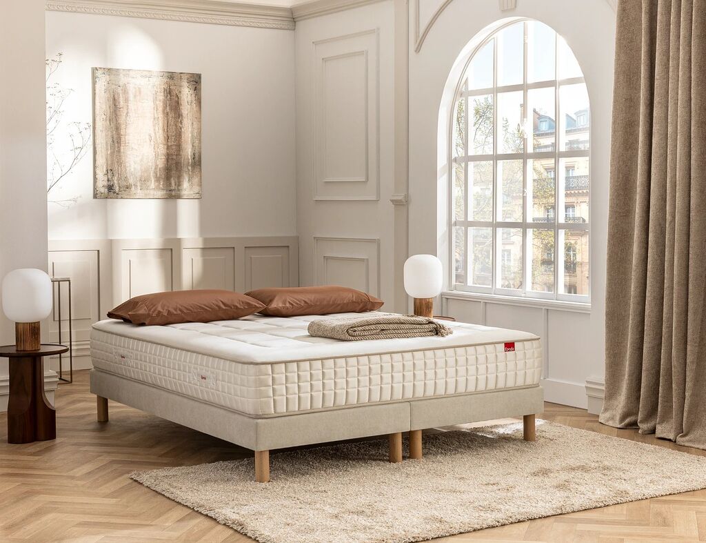 Sommier Épéda Nèfle sous un matelas Épéda dans une chambre lumineuse