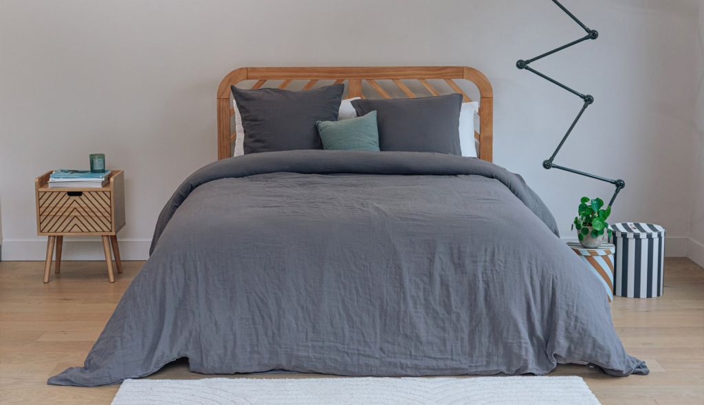 Lit habillé de la housse de couette Slome en gaze de coton grise