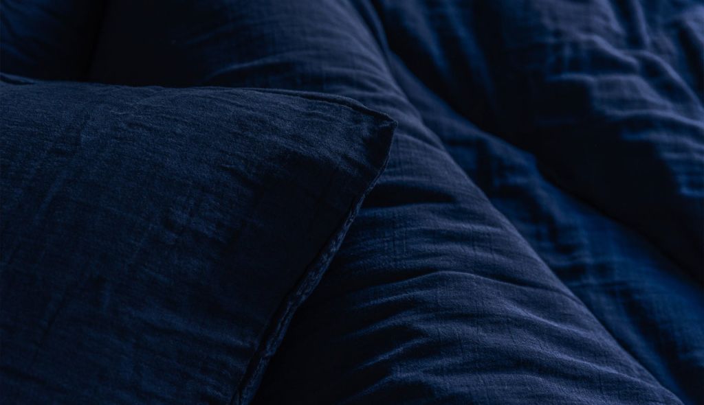 Gaze de coton Slome bleu marine, vue rapprochée du tissu froissé