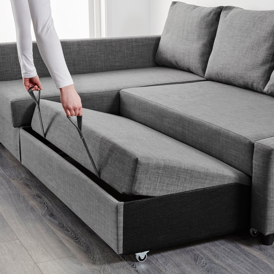 Module de couchage tiré de sous l'assise du IKEA FRIHETEN