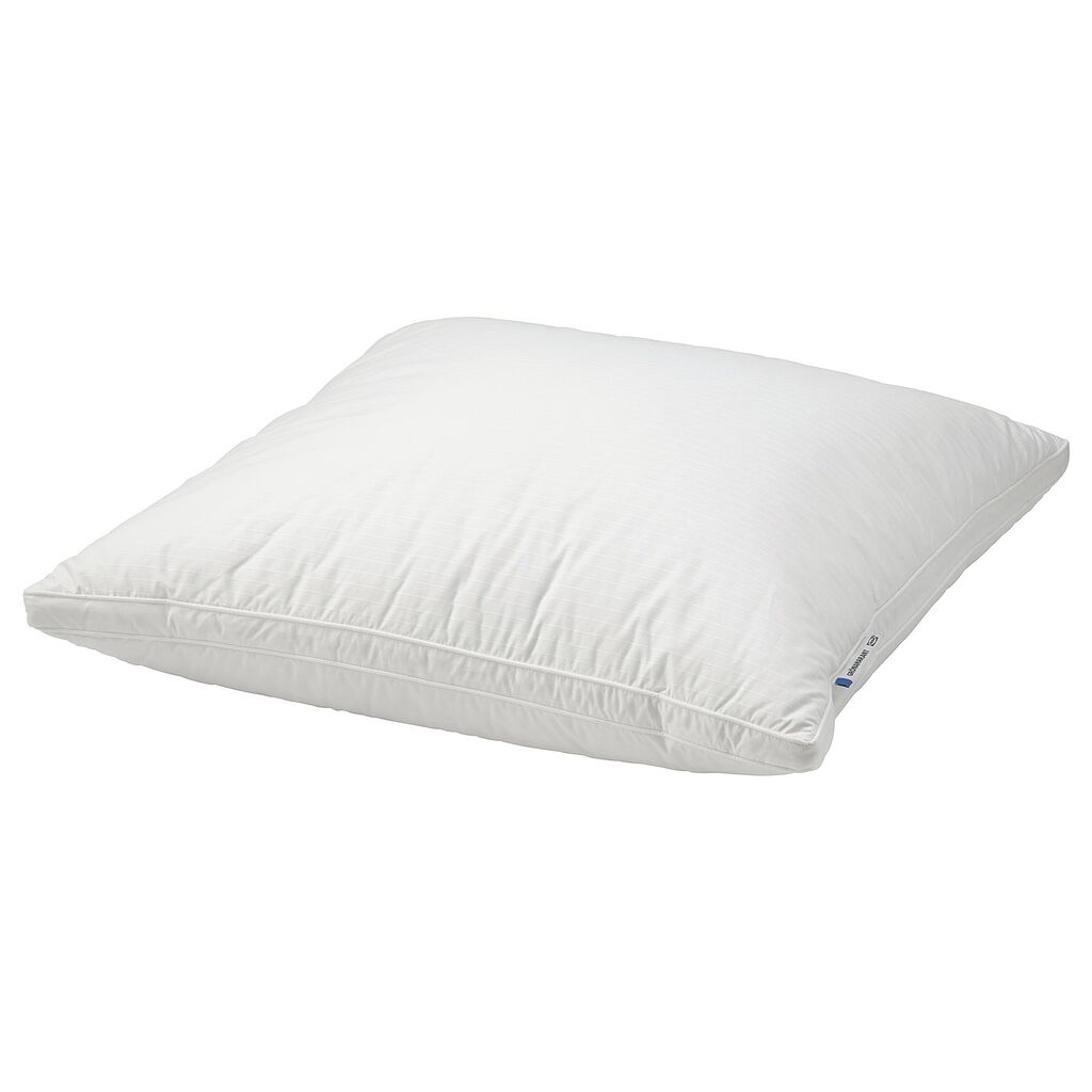 Oreiller IKEA GRÖNAMARANT vu de trois quarts, étiquette visible