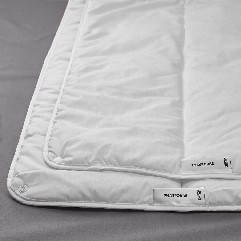 Bouton pression et étiquettes de la couette IKEA SMÅSPORRE toutes saisons