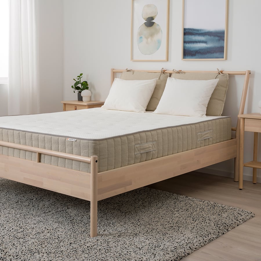 Matelas IKEA VATNESTRÖM sur un lit en bois clair dans une chambre lumineuse
