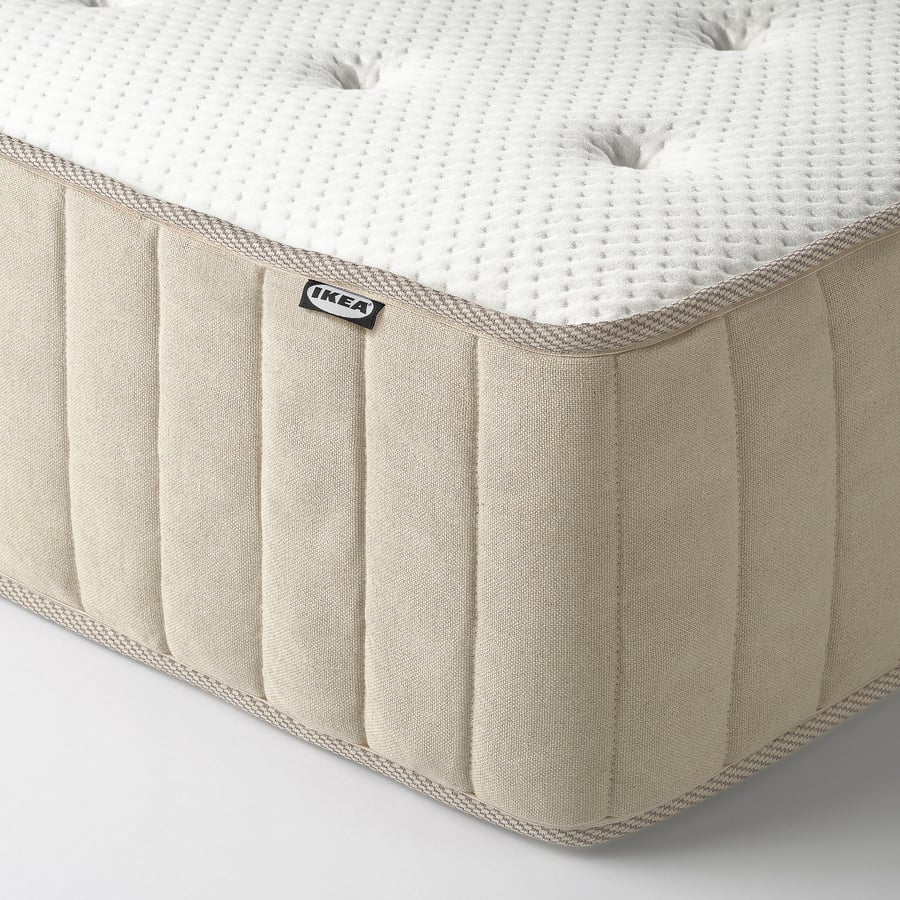 Angle du matelas IKEA VATNESTRÖM avec son coutil en coton et ses côtés matelassés