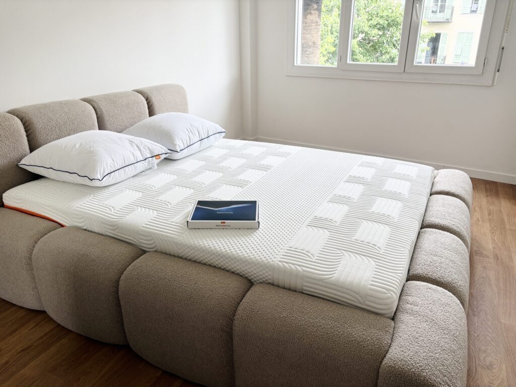 Oreillers Emma Original Confort sur un matelas dans une chambre lumineuse