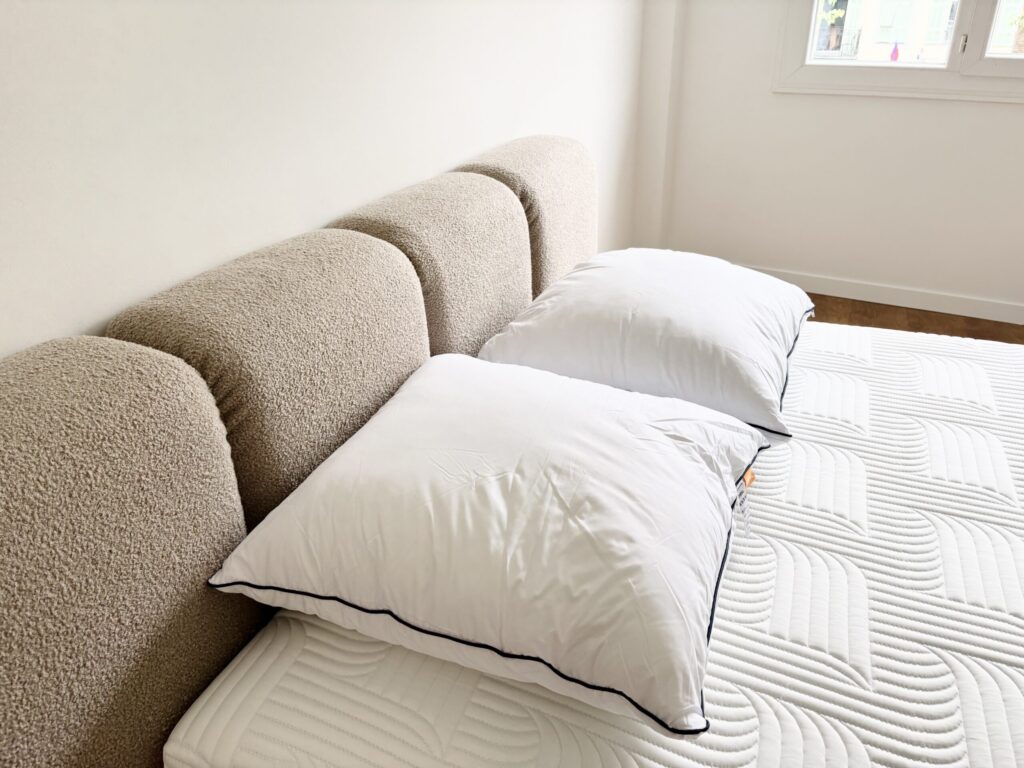 Deux oreillers Emma Original Confort sur un lit pendant notre test