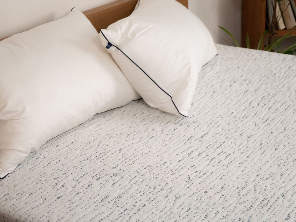Deux oreillers Mello Coton sur un lit pendant notre test