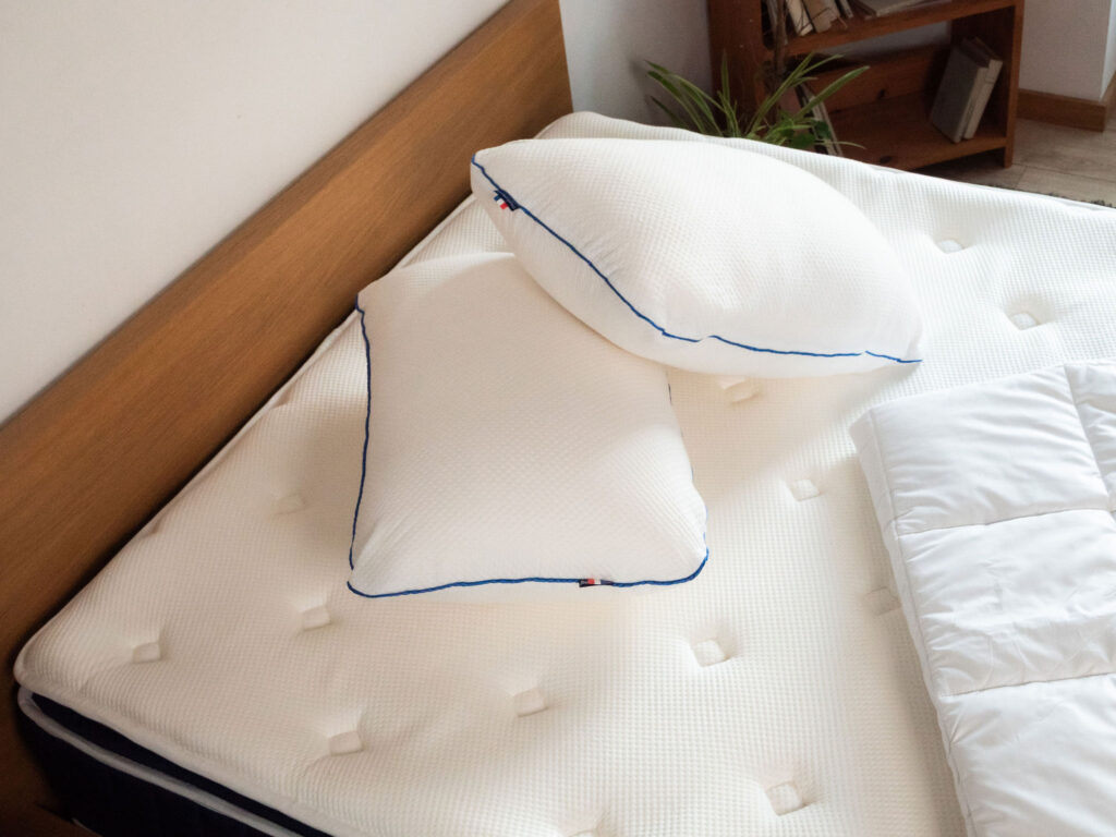 Oreillers Morphea Memory Air en housse tricotée posés sur un matelas