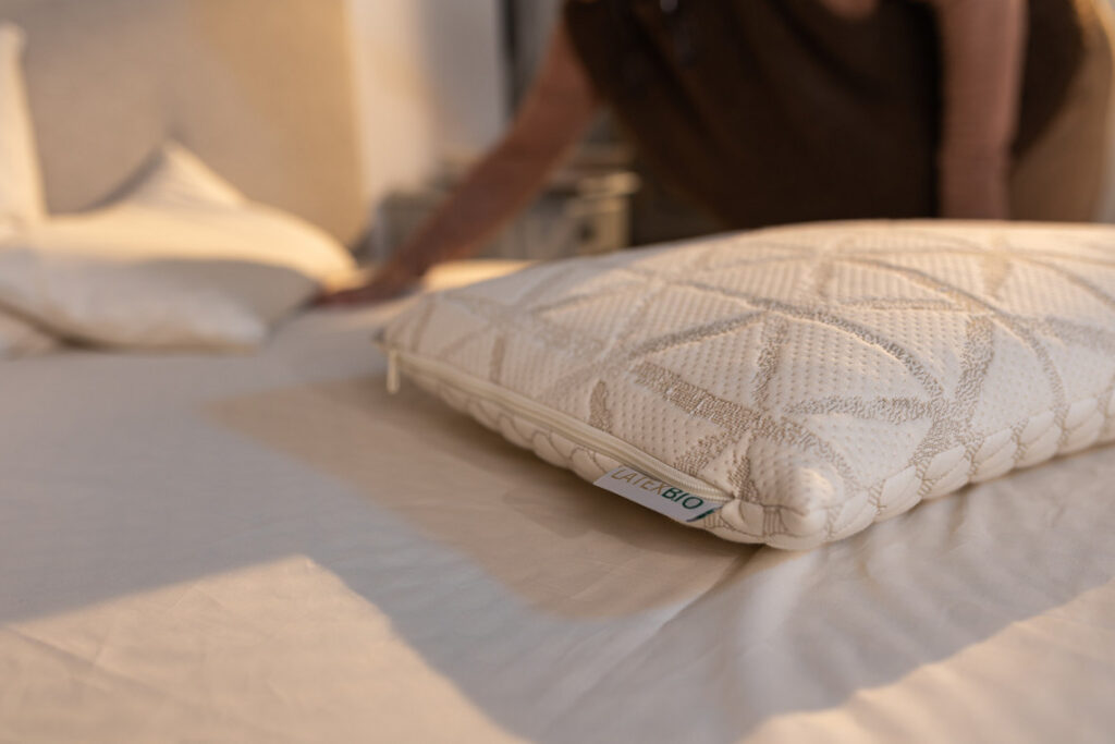 Oreiller LatexBio dans sa housse zippée posé sur un lit