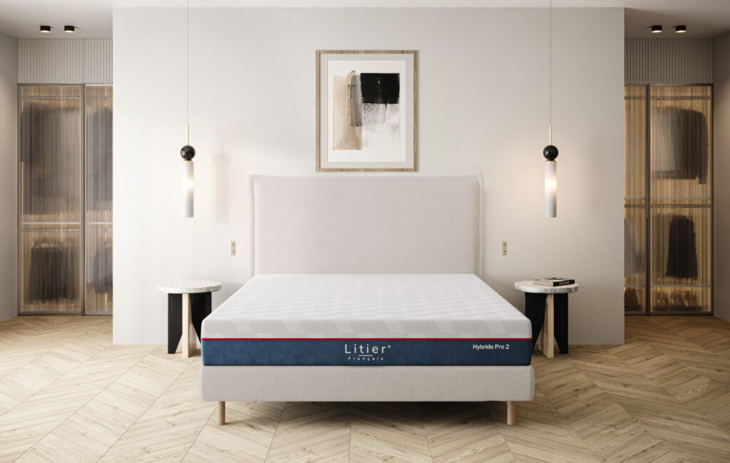 Lit Cocoon de Litier Français avec matelas dans une chambre au parquet en chevrons