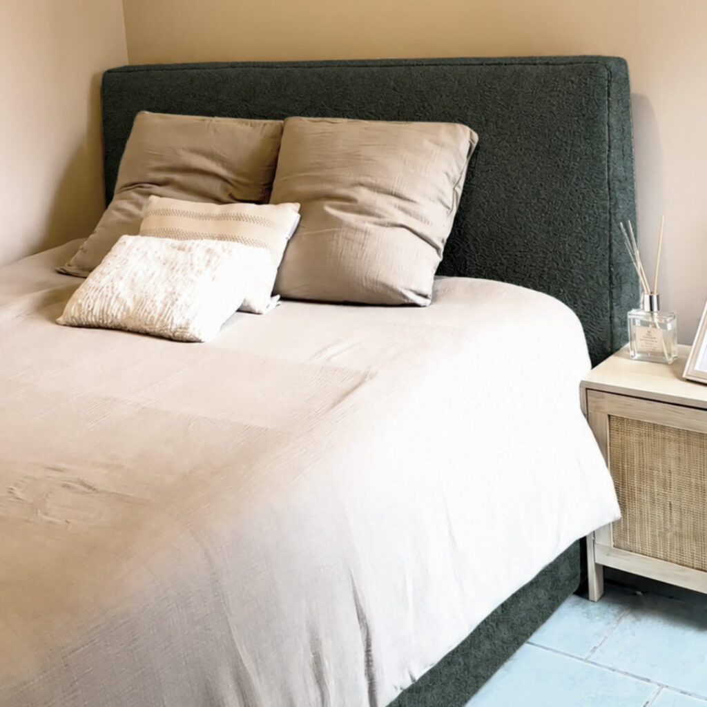 Morphea Lit Coffre Classic vert dans la chambre d’un client de la marque