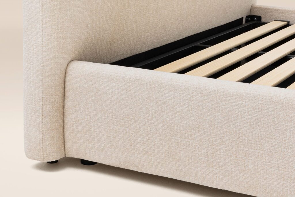 Mello Lit Coffre, tissu bouclette beige et lattes visibles