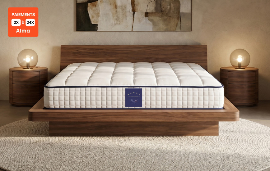 Matelas Litier Français Hôtel Impérial posé sur un lit en bois dans une chambre