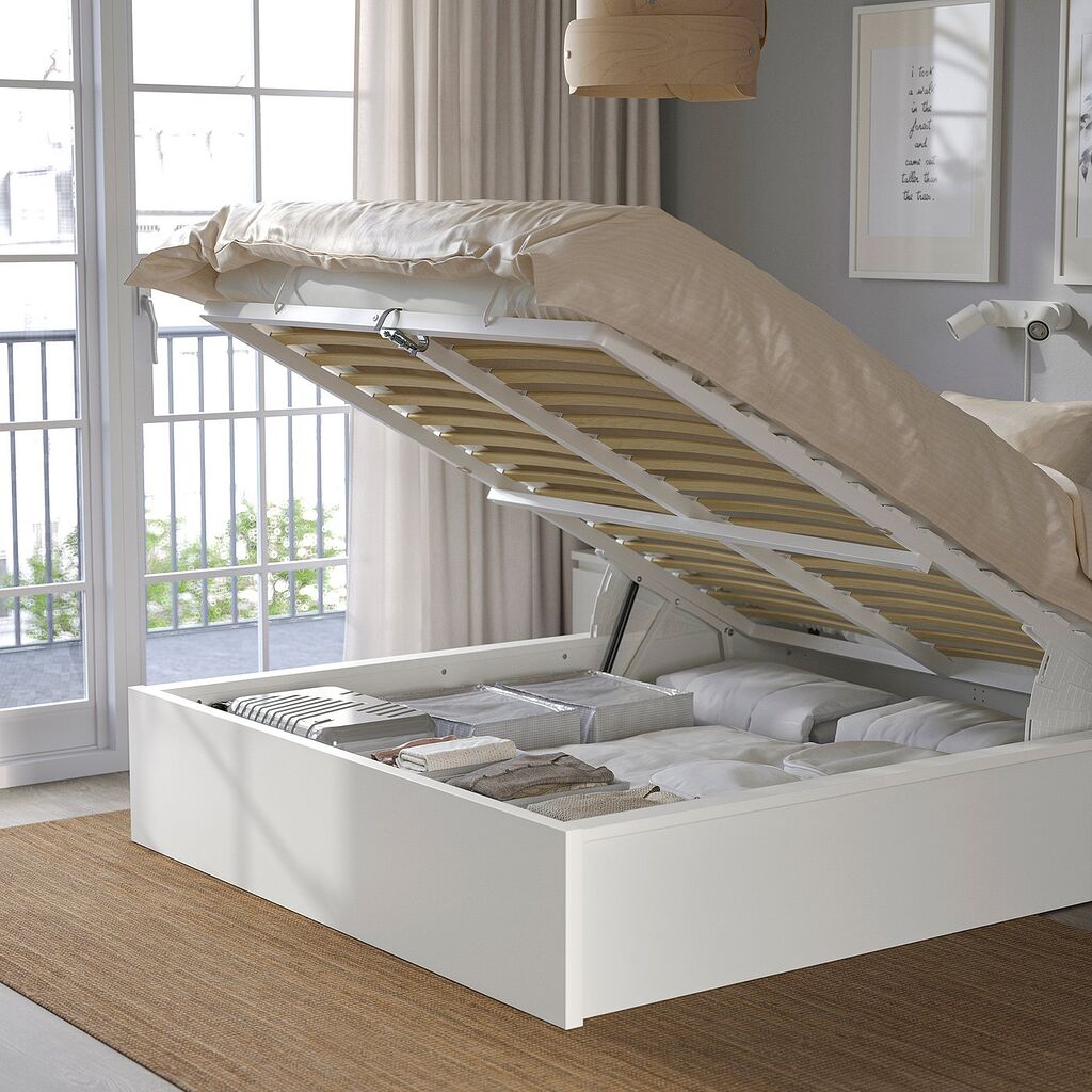 Lit coffre IKEA MALM blanc ouvert, sommier relevé sur le rangement