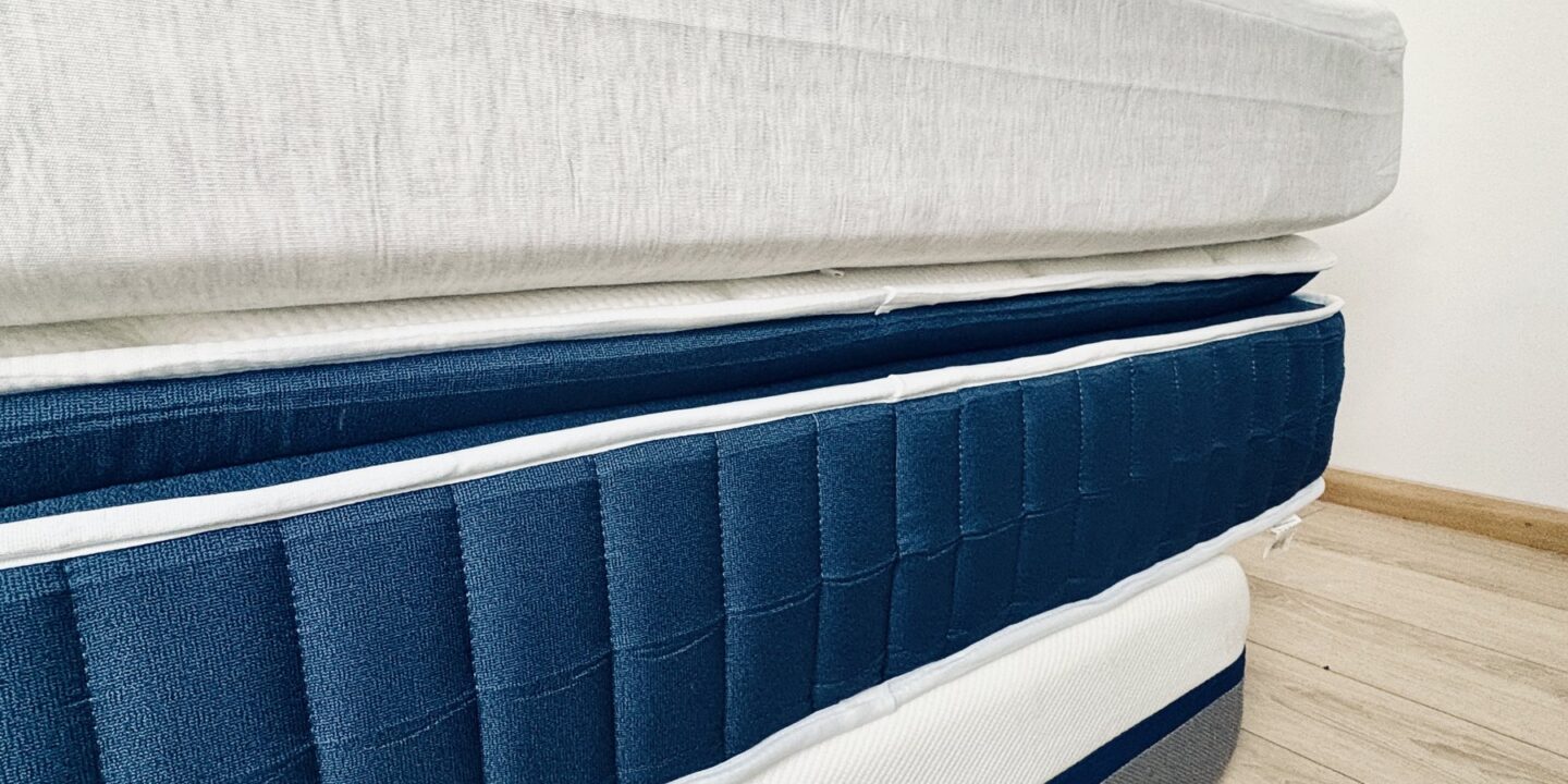 Plusieurs matelas empilés vus par la tranche