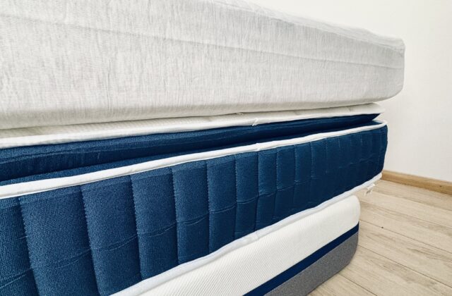 Plusieurs matelas empilés vus par la tranche