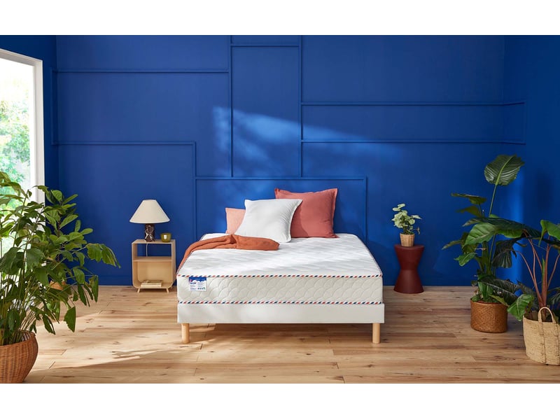 Matelas Mérinos Mamie Cherry 2 dans une chambre bleue